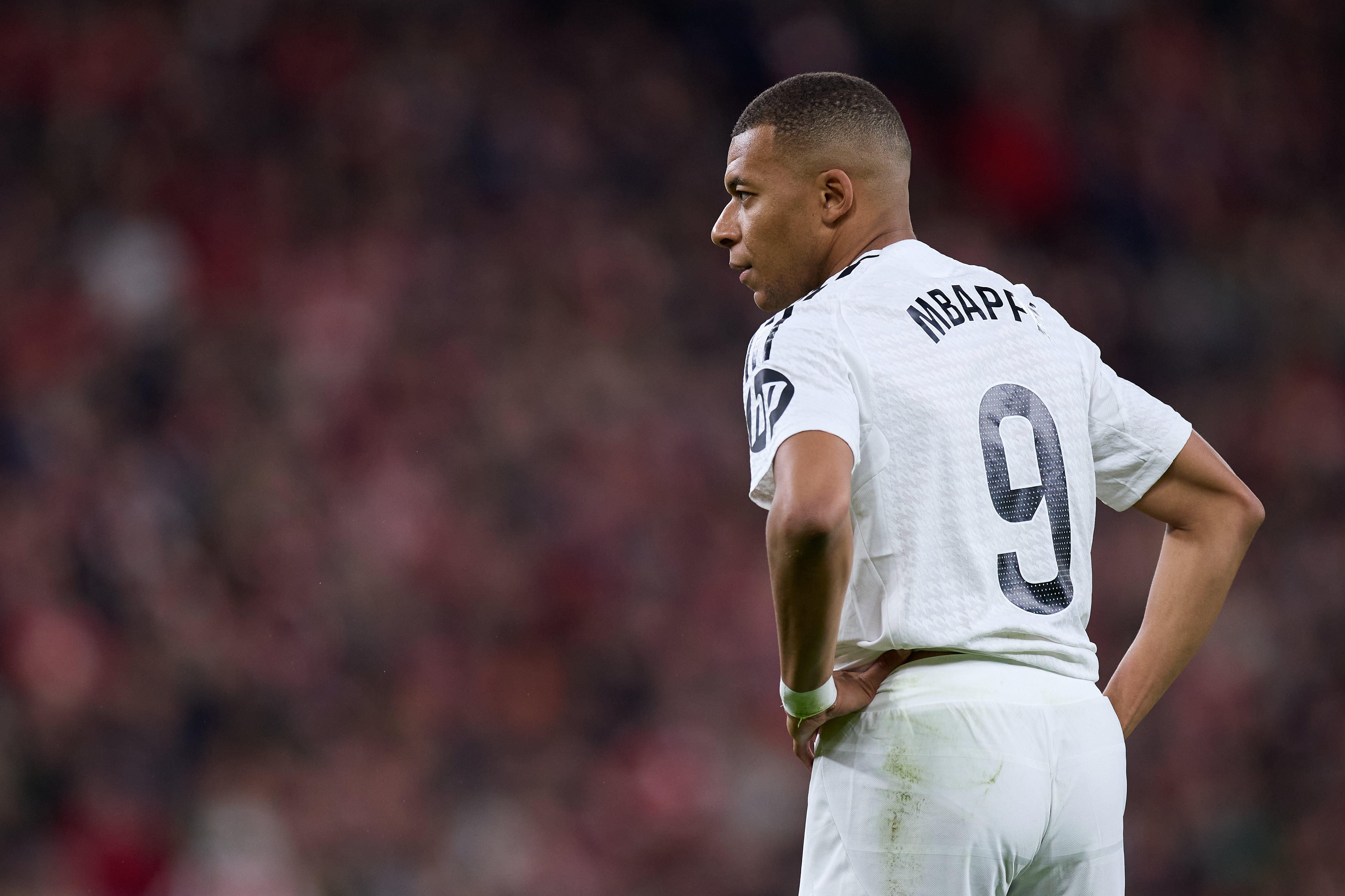 Kylian Mbappé, con los brazos en jarra durante el Athletic Club - Real Madrid