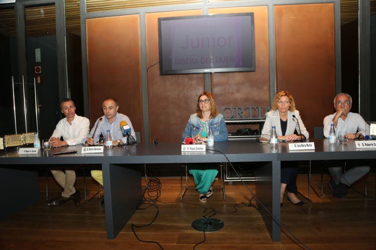 El Ayuntamiento de Aranda (Emilio Berzosa, concejal de Deportes -2º por la izq.- y Raquel González, alcaldesa -centro-) junto a la Ruta del Vino Ribera del Duero (Miguel Á. Gayubo -1º por la izq.), Bodegas Portia y Federación de Castilla y León de Ciclism