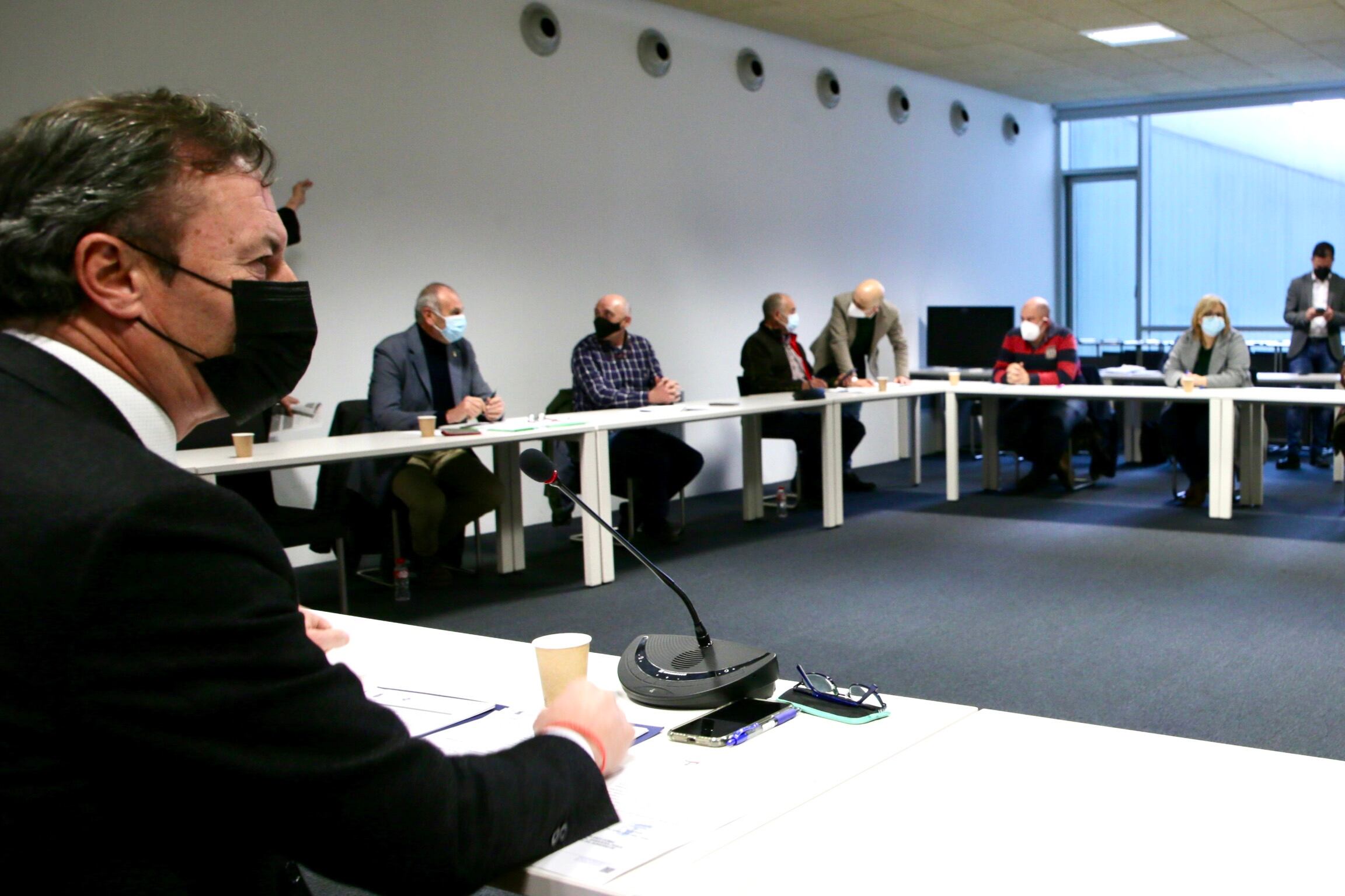 El consejero de Desarrollo Rural, Guillermo Blanco presidiendo el el Consejo Regional de Caza.