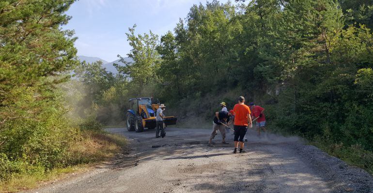 Veïns de Soriguera col.laborant en tapar forats a la carretera.