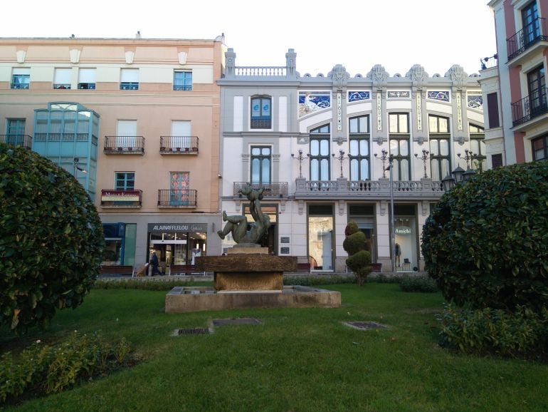 Maternidad de Baltasar Lobo ubicada sobre la fuente de la Plaza de Zorrilla