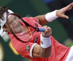 VAL04 DOHA (CATAR), 08/01/2015.- El tenista español David Ferrer devuelve la pelota al alemán Dustin Brown en los cuartos de final del torneo de Doha, Catar hoy 8 de enero de 2015. Ferrer se impuso por 6-2 y 6-2. EFE/Mohamed Farag