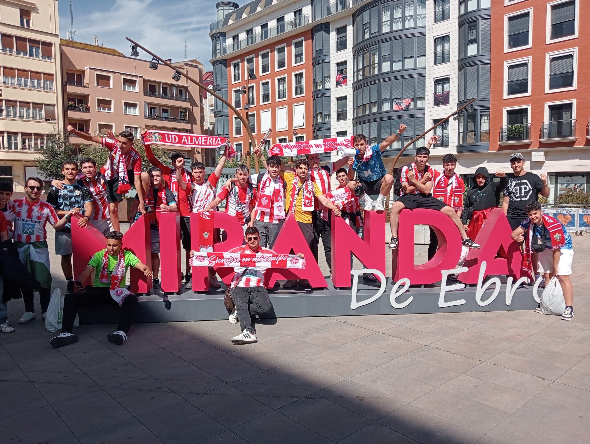 Aficionados del Almería en Miranda de Ebro.
