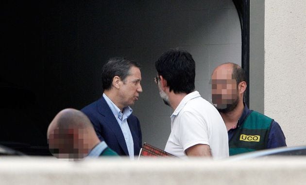 El expresidente de la Generalitat Valenciana y exministro de Trabajo, Eduardo Zaplana, a su llegada a su chalé de Benidorm junto a la comisión judicial tras ser detenido hoy por blanqueo de capitales, malversación, prevaricación y cohecho