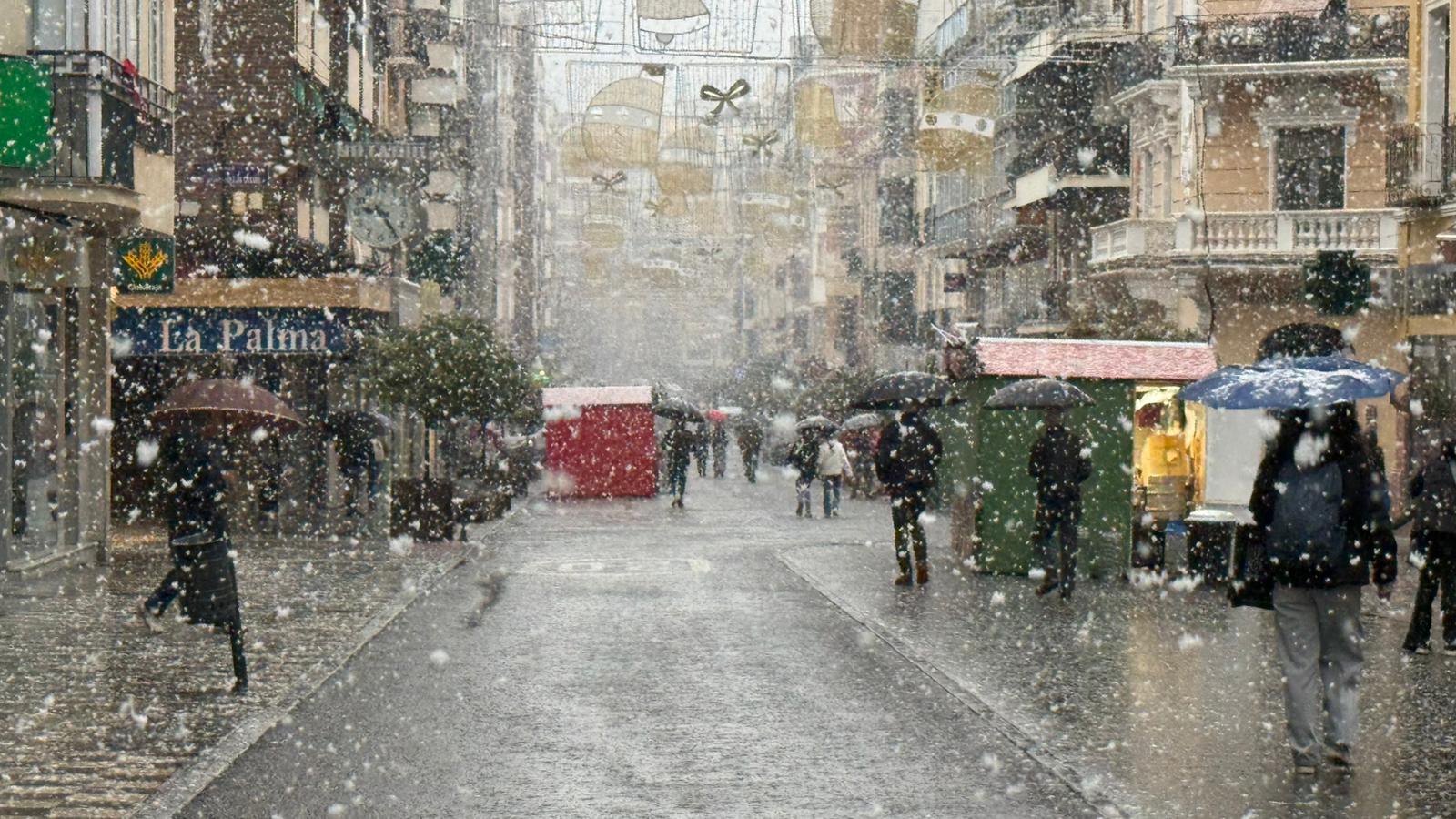 La nieve sobre Carretería en el centro de Cuenca.