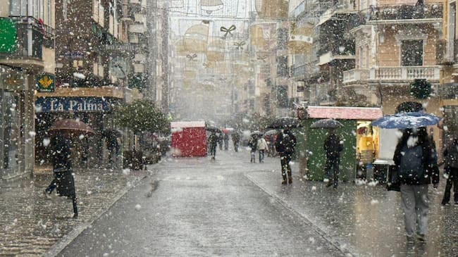 La nieve sobre Carretería en el centro de Cuenca.