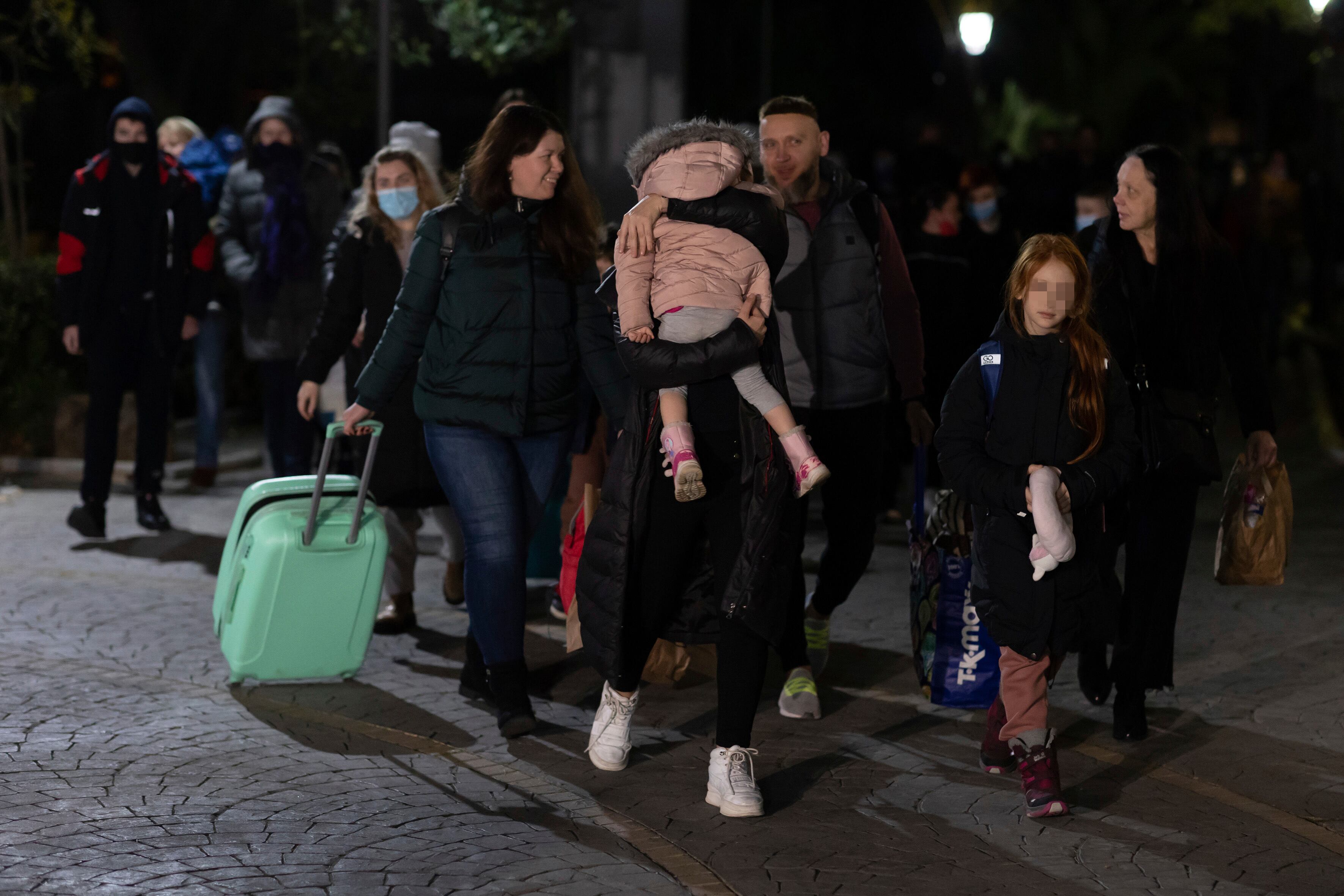 LLegada este lunes a Málaga de un autobús que trasporta a 47 personas que huyen de la guerra de Ucrania. EFE/Carlos Díaz