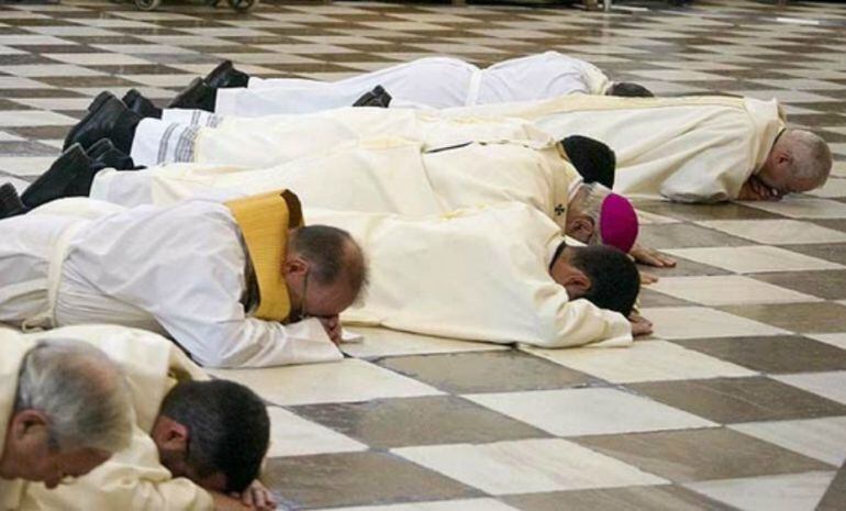 Foto del pasado 23 de noviembre. E arzobispo de Granada se postra ante el altar para pedir perdón por los &#039;escándalos&#039;