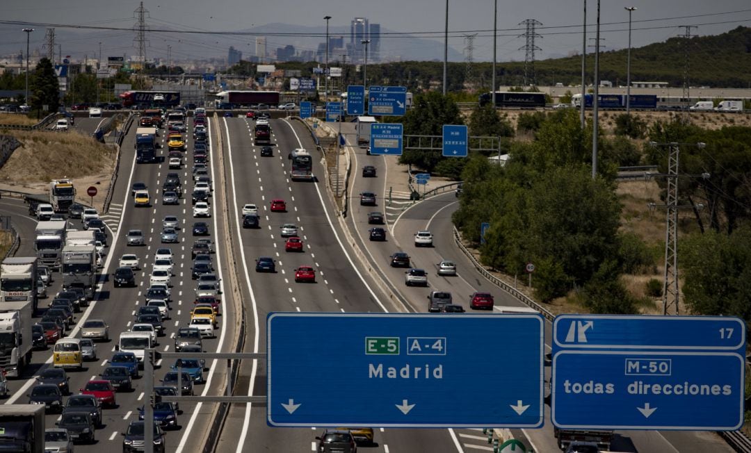 La operación salida continúa con varias retenciones en las principales carreteras españolas.