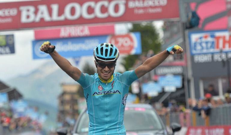 Mikel Landa levanta los brazos en la meta de Aprica.