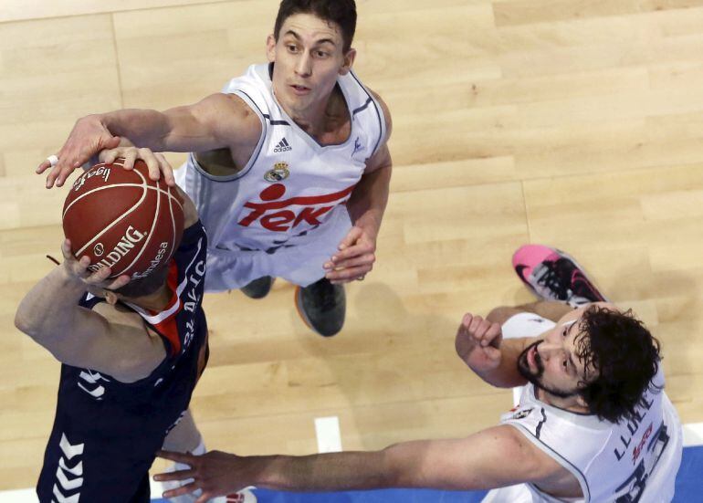Sergio LLull (d) y Carroll (c) presionan al esloveno Jaka Blazic, del Laboral Kutxa, en la semifinal de la Copa del Rey.