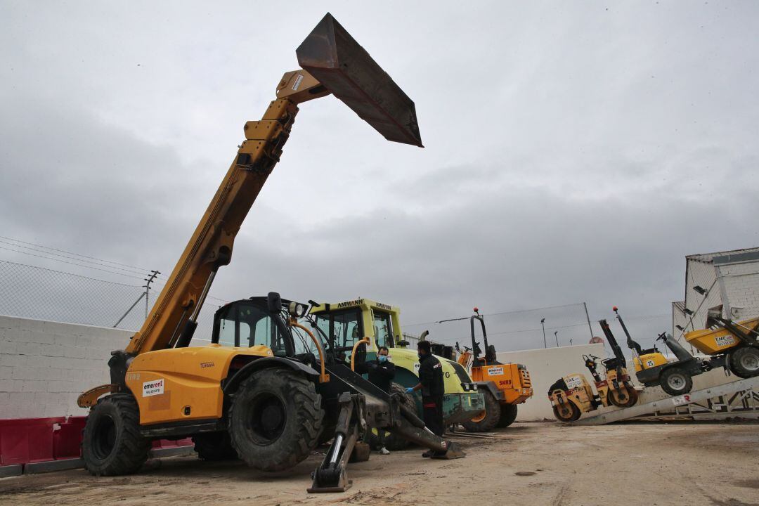 Máquinas en el exterior de un almacén
