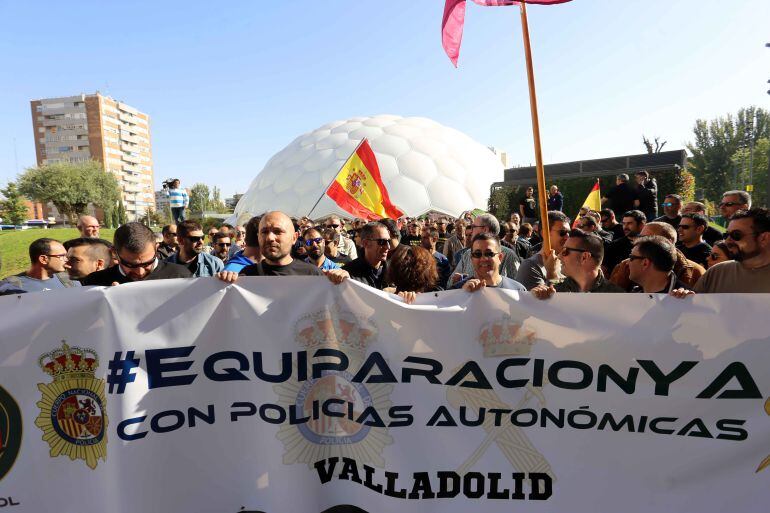 La asociación Justicia Salarial Policial (Jusapol) reivindicando la equiparación salarial en Valladolid