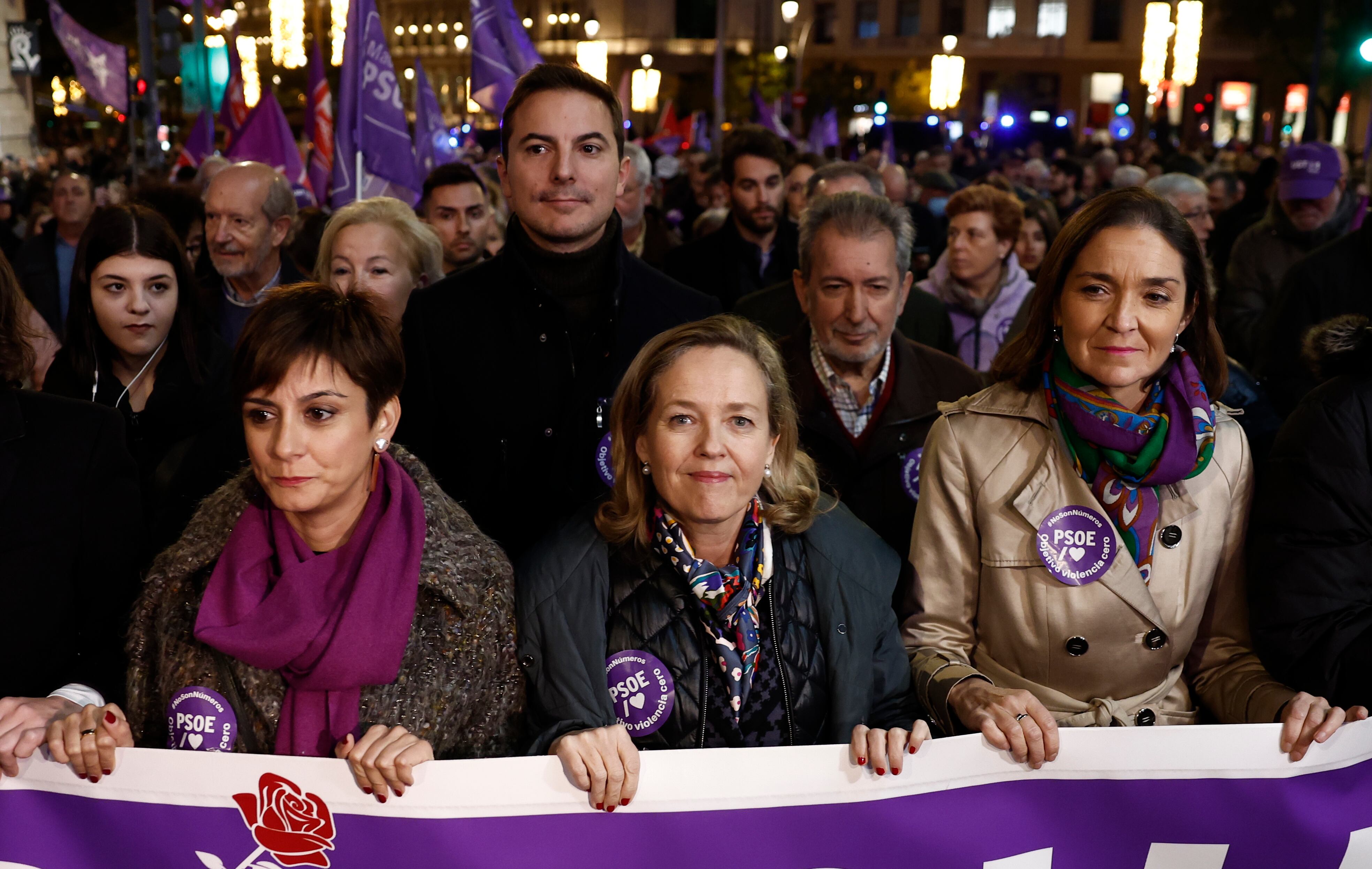 La ministra de Política Territorial y portavoz del Gobierno, Isabel Rodríguez (i); la ministra de Asuntos Económicos y Transformación Digital, Nadia Calviño (c); la ministra de Industria, Comercio y Turismo, Reyes Maroto (d); y el portavoz del Grupo Parlamentario Socialista en la Asamblea de Madrid, Juan Lobato (2-i), en la cabecera de la manifestación contra la violencia machista celebrada este viernes en Madrid