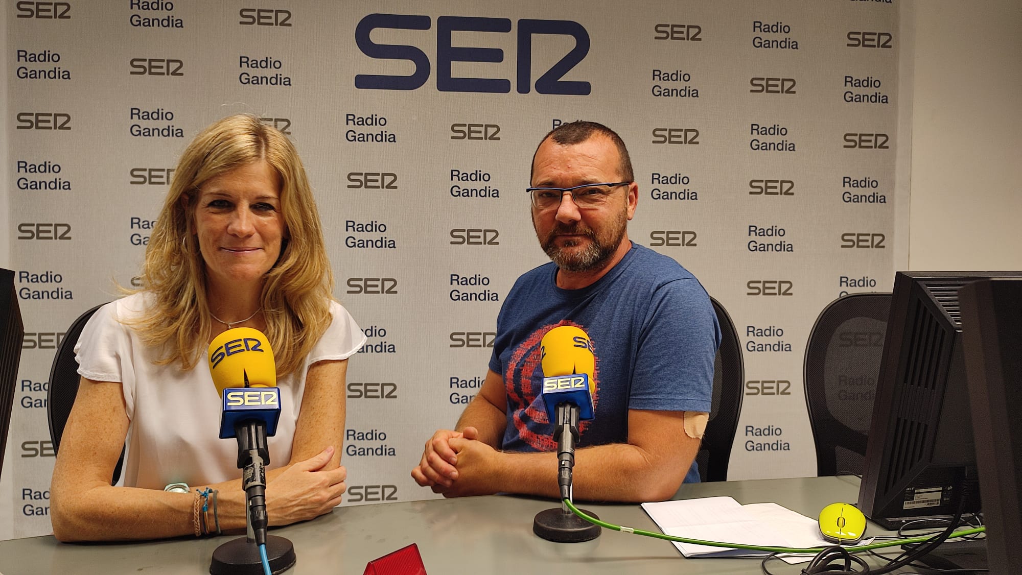 Marina Vallés junto al compañero Daniel Ardid en los estudio de Radio Gandia.