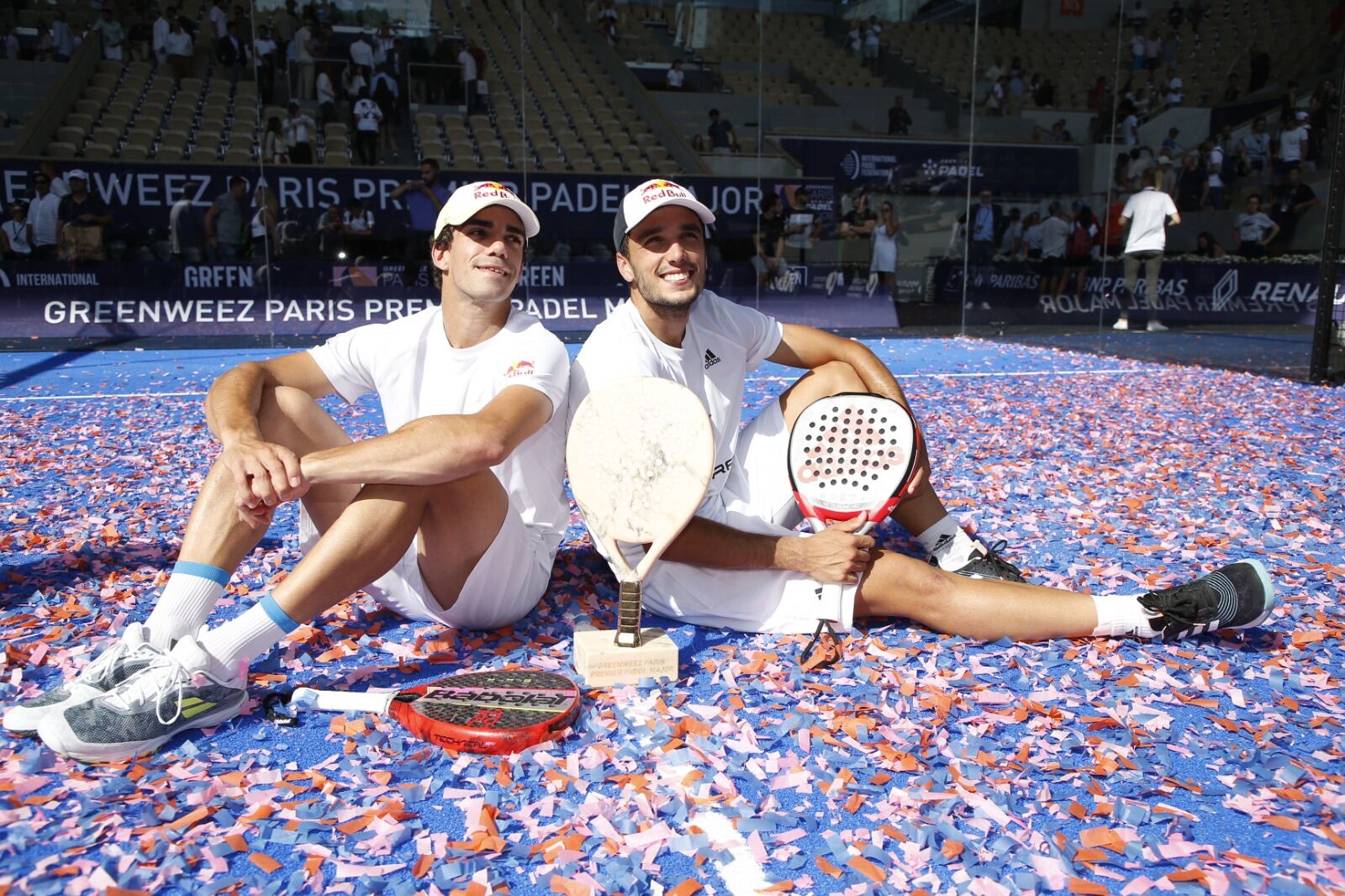 Ale Galán y Juan Lebron posan con el título de Premier Padel en la Philippe-Chatrier.