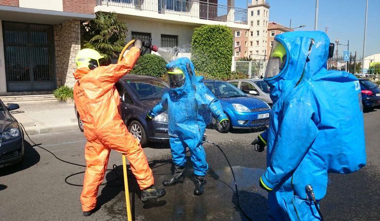 Bomberos municipales a la salida de la antigua escuela de ingenieros del puerto