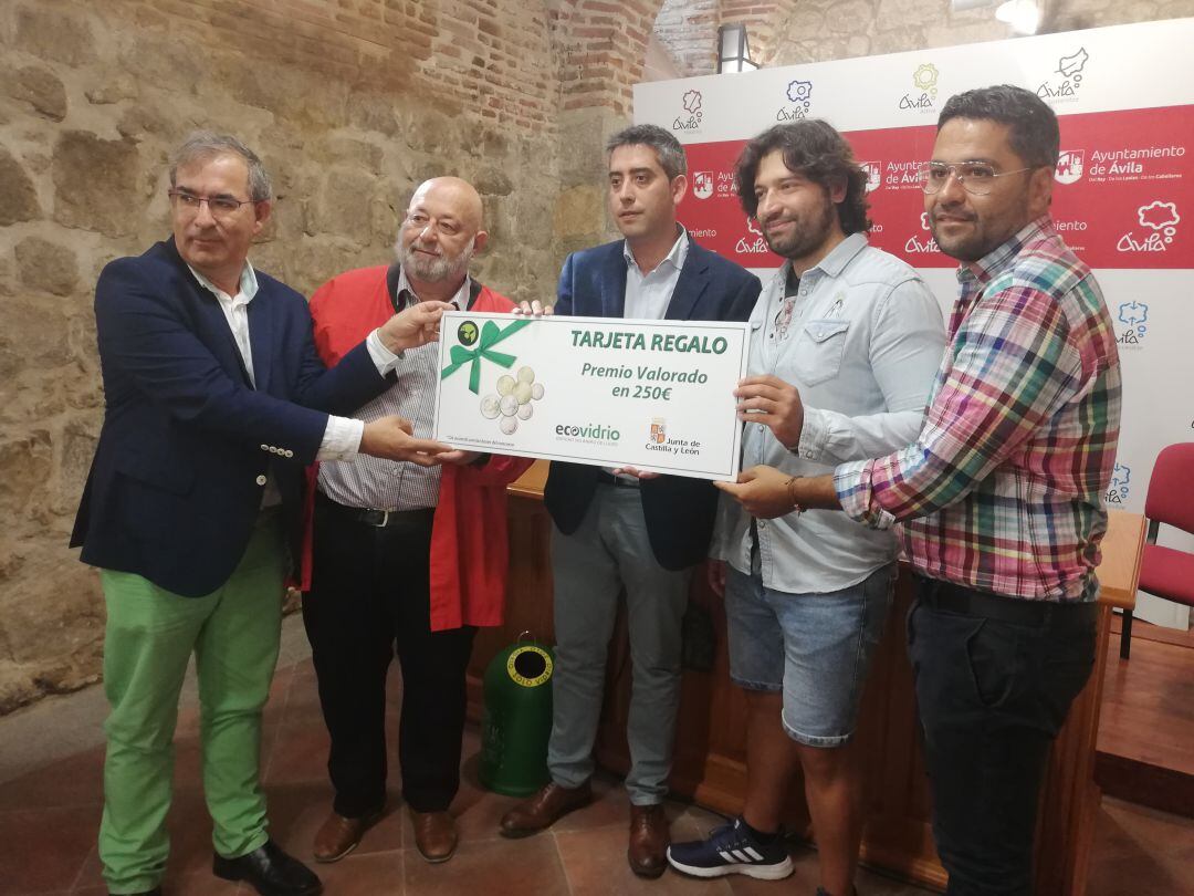 Acto de entrega de la entrega de premios a representantes de los Mozos de las Vacas