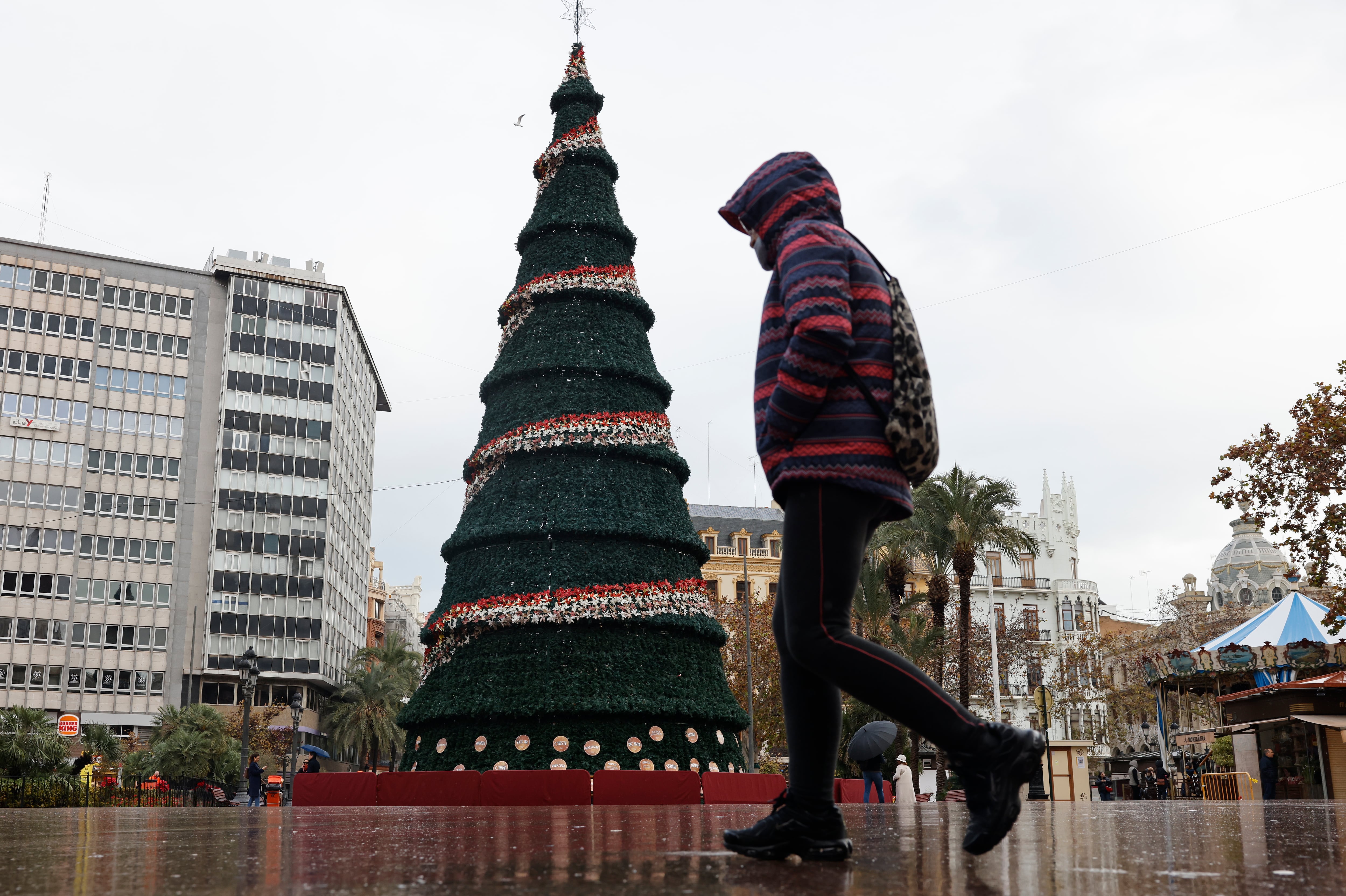 VALENCIA, 01/01/2025.- Un viandante camina bajo la lluvia en Valencia este miércoles. El año comienza con cielo muy nuboso en la Comunitat Valenciana, con chubascos en el litoral de Valencia. Casi una docena de comunidades han recibido el Año Nuevo en alerta amarilla (riesgo), sobre todo por lluvias, frío y nieblas, con temperaturas mínimas de hasta ocho grados bajo cero en buena parte del centro peninsular. EFE/ Ana Escobar
