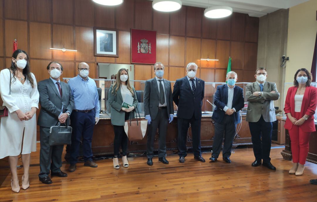 Representantes de diferentes órganos judiciales y autoridades políticas después de la primera rueda de prensa presencial que se ha dado en Jaén durante el confinamiento.