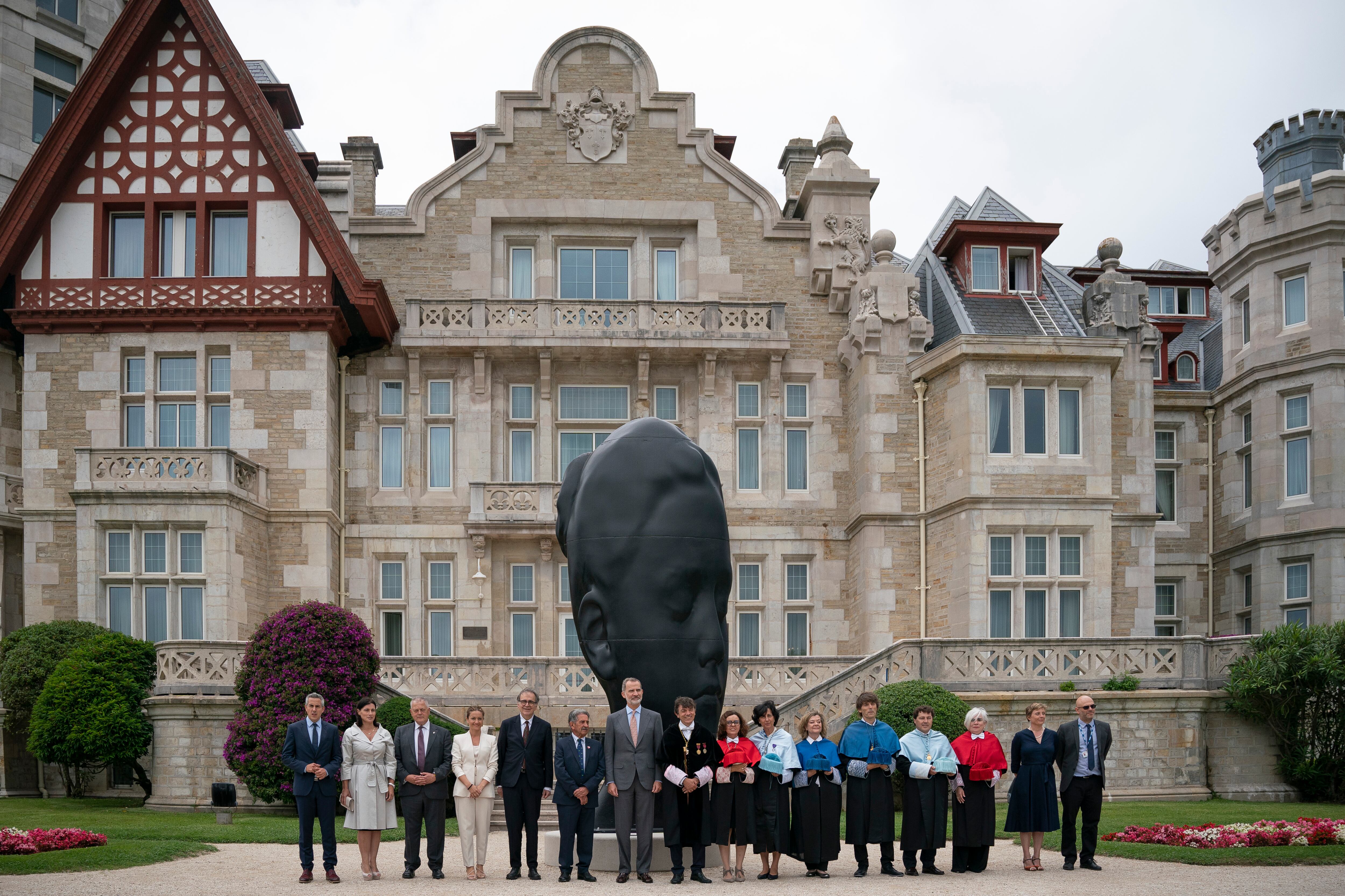 El rey Felipe junto al presidente de Cantabria, Miguel Ángel Revilla (6i); el ministro de Universidades, Joan Subirats (5i), y el rector de la UIMP, Carlos Andradas (9d) asisten a la inauguración de una nueva edición de los cursos de verano de la Universidad Internacional Menéndez Pelayo (UIMP), este jueves en Santander.