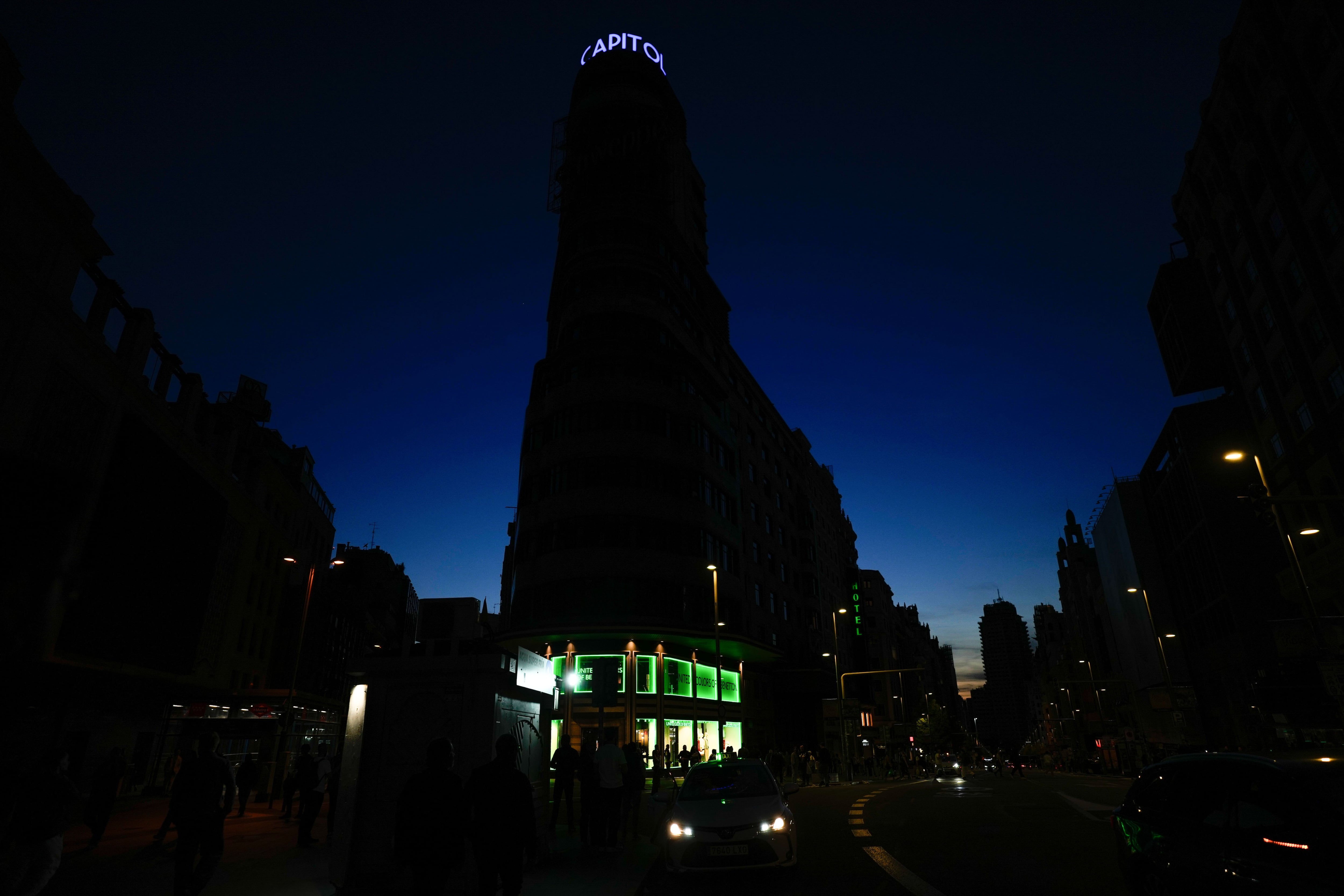 Fotografía de la Gran Vía sin luz este lunes durante el apagón masivo del sistema eléctrico en Madrid.