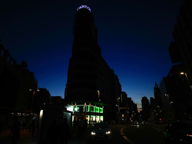 Fotografía de la Gran Vía sin luz este lunes durante el apagón masivo del sistema eléctrico en Madrid.