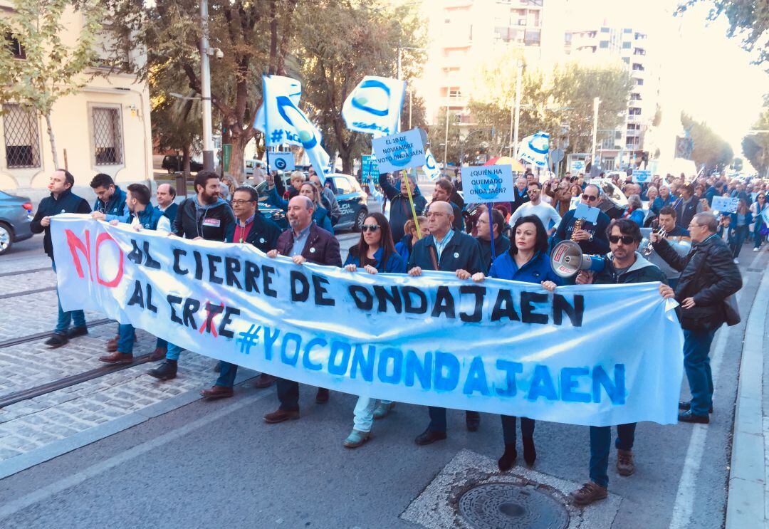 Los trabajadores y trabajadoras de Onda Jaén se llegaron a manifestar por las calles de Jaén para exigir que no se cerrara la Radio Televisión Municipal tras el incendio