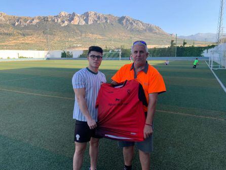 Paco, a la izquierda, con el presidente del club, Justo Moya, uno de los jovenes valores, con mucha proyección