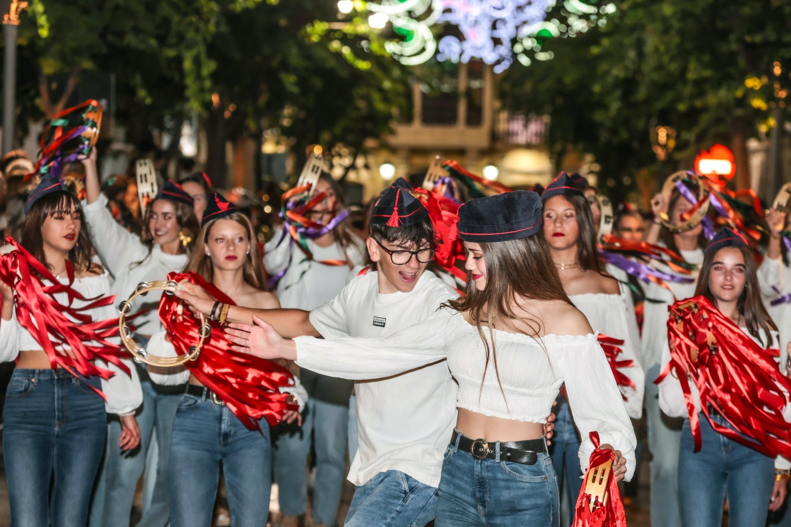 Desde la calle Juan Carlos I, el desfile recorrerá las calles Antonino Vera, Elía Barceló, Dahellos, Ortega y Gasset, Nueva y Colón, llenando cada rincón de ritmo, alegría y sentimiento festero.