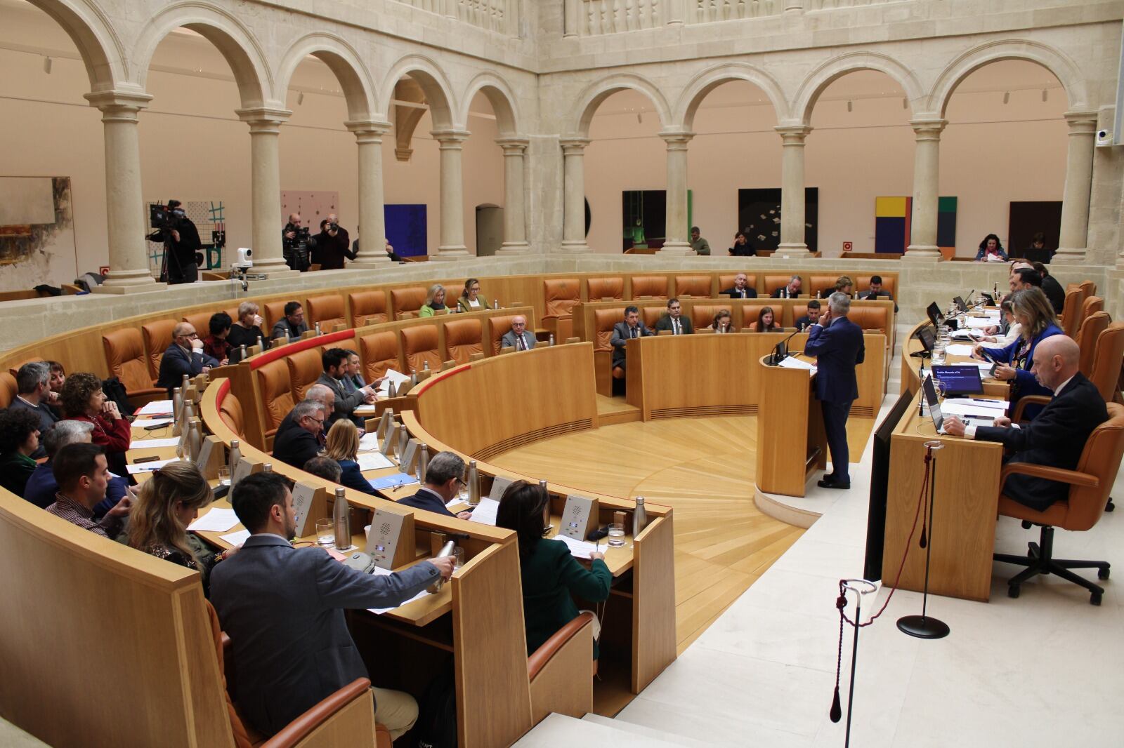 El hemiciclo riojano ha abordado los efectos en la comunidad de la huelga de letrados de la Administración de Justicia.