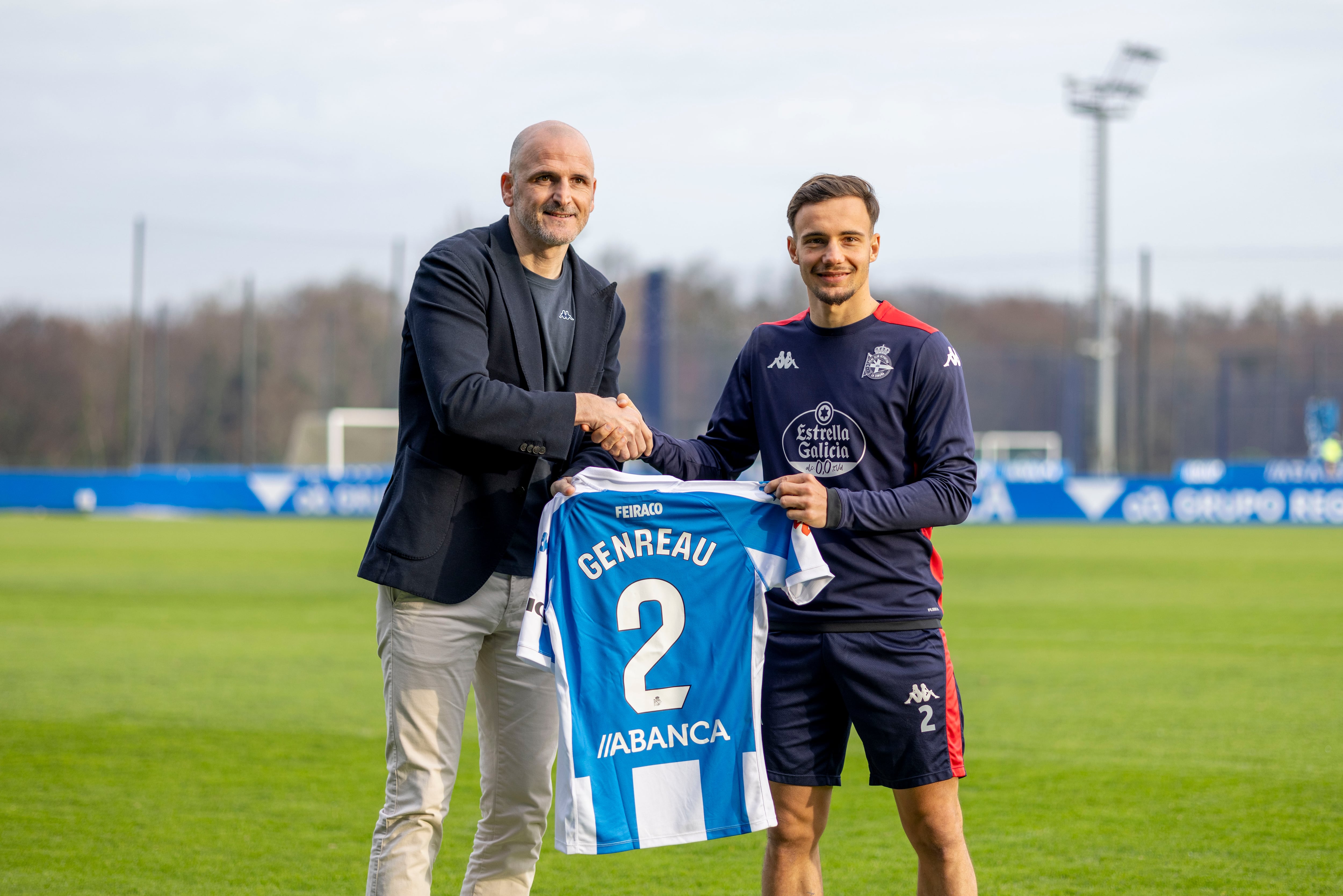 Genreau posa en los campos de Abegondo con su nueva camiseta