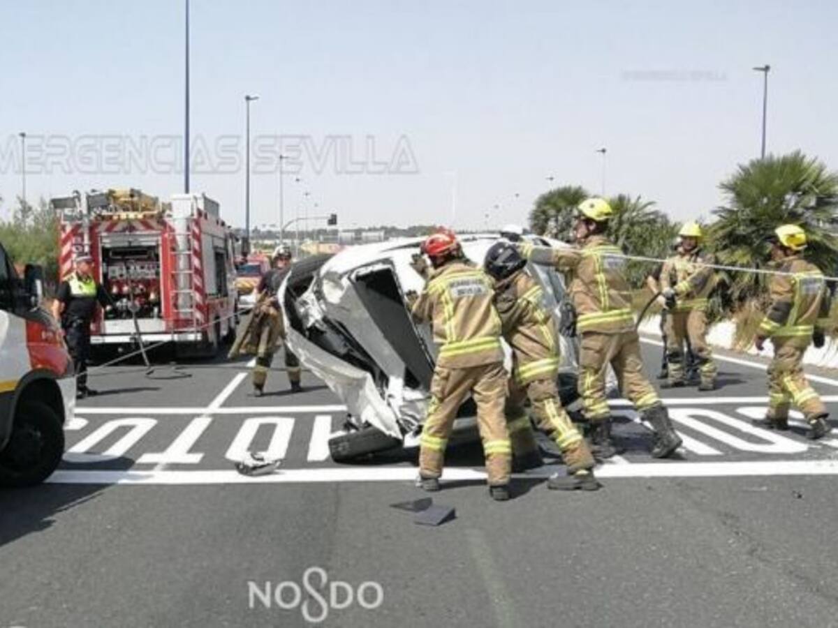 Vuelca un turismo en la glorieta de Los Descubrimientos