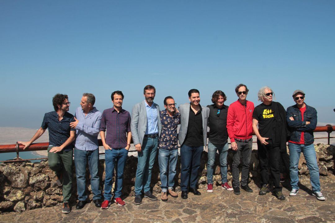 Pedro San Ginés y Óscar Pérez junto a algunos de los asistentes a la presentación.