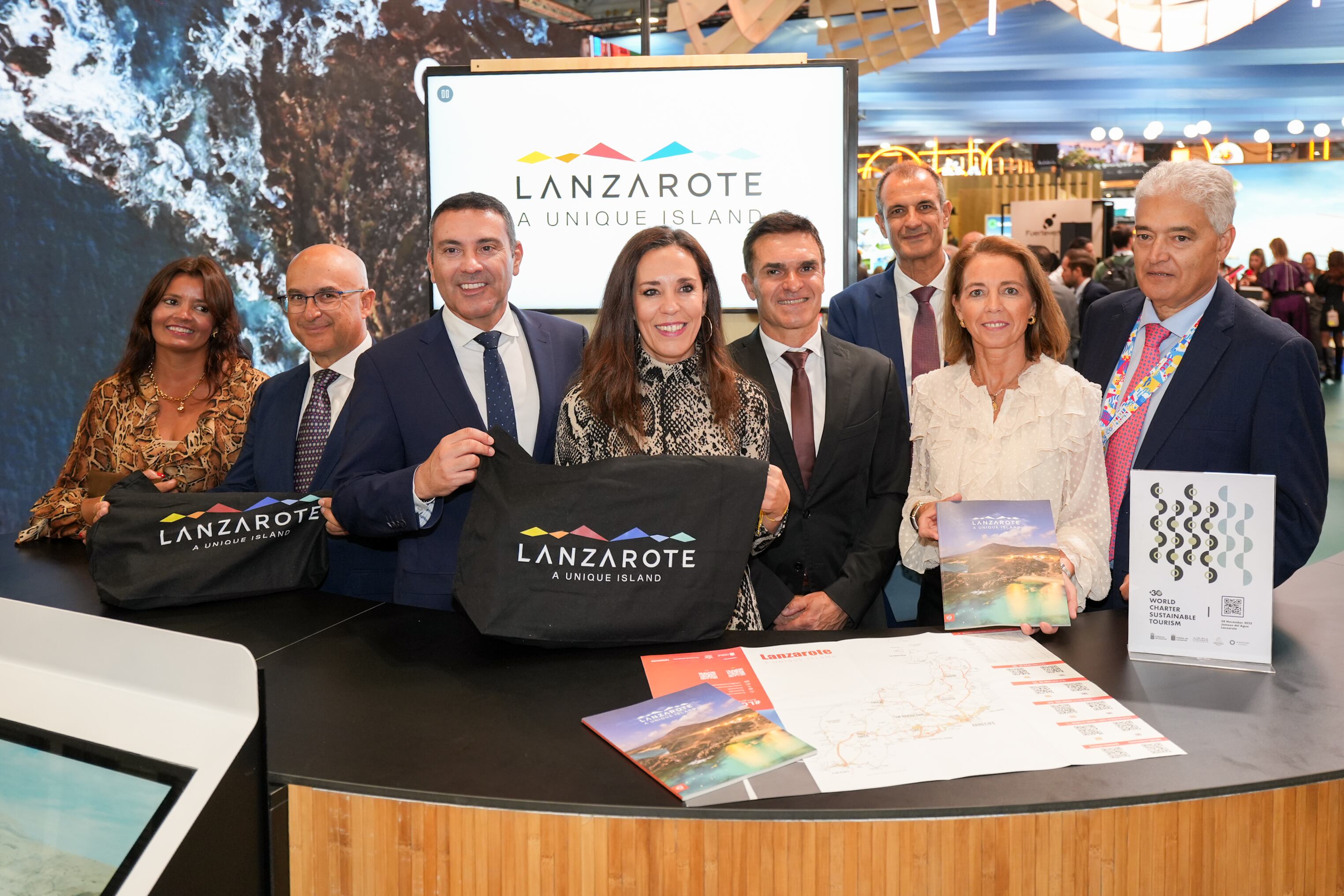 La expedición de Lanzarote en la World Travel Market 2025 de Londres, junto a la consejera de Turismo del Gobierno de Canarias, Jéssica de León.