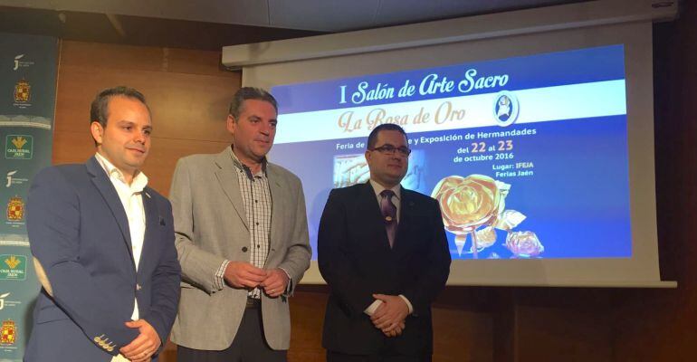 El presidente de Ferias Jaén, Ángel Vera, (centro) junto a responsables del Salón de Arte Sacro.