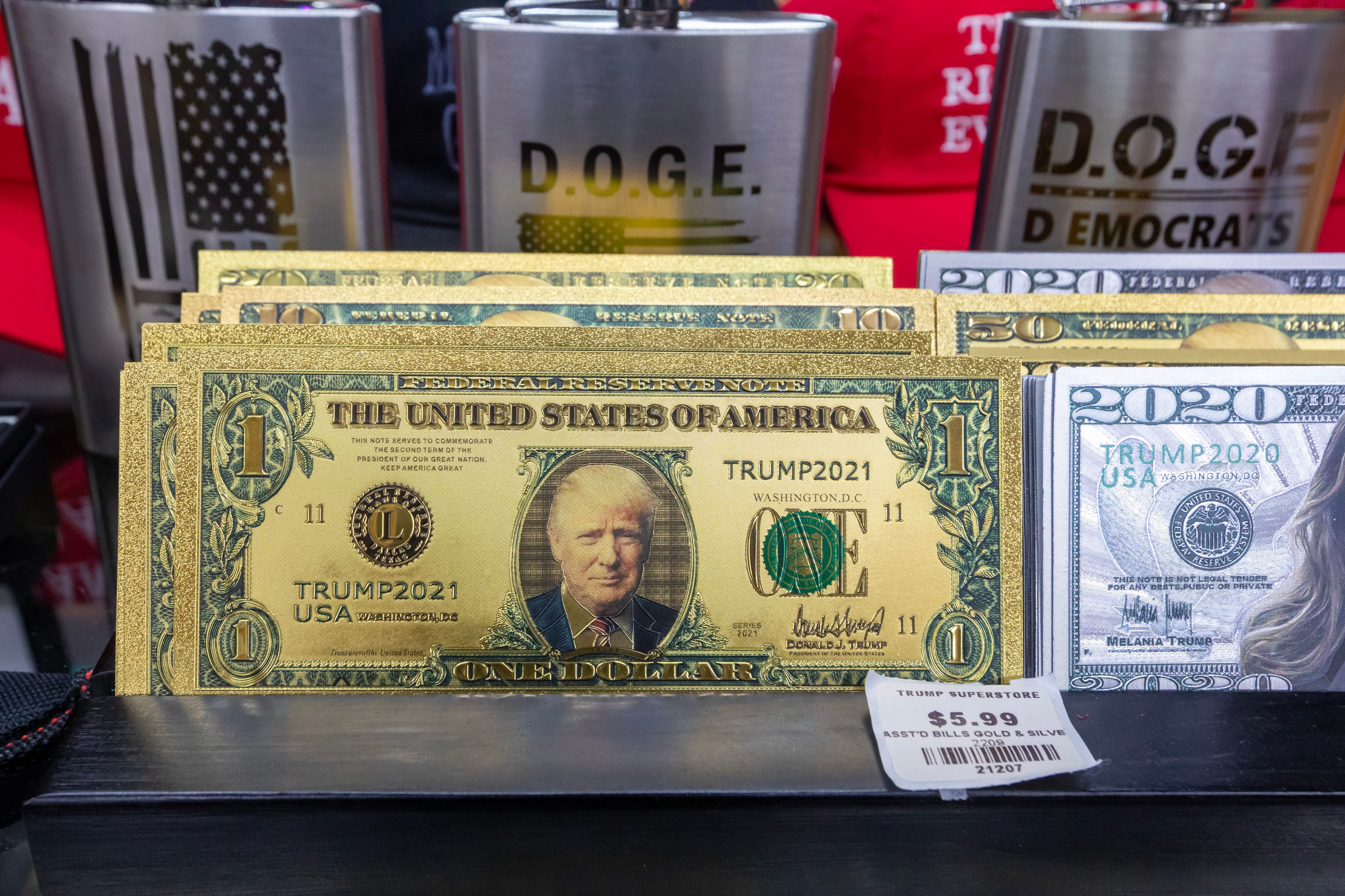 Falsos billetes con la imagen de Trump en un comercio de Knoxville.