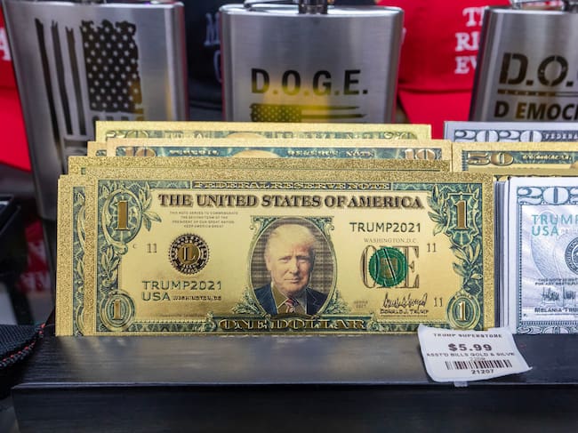 Falsos billetes con la imagen de Trump en un comercio de Knoxville.