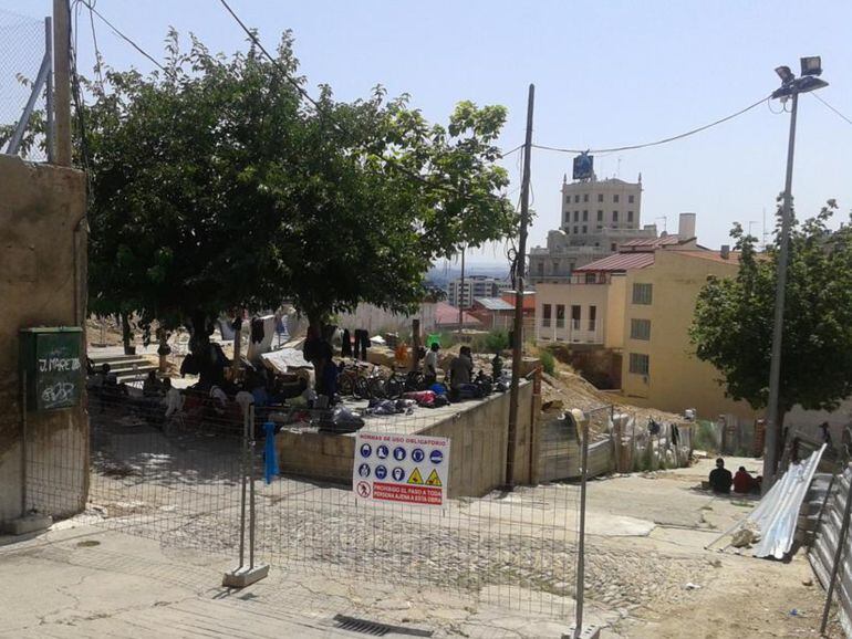 Els temporers han tornat a la plaça del Seminari de Lleida després del desallotjament temporal d'aquest dimarts.