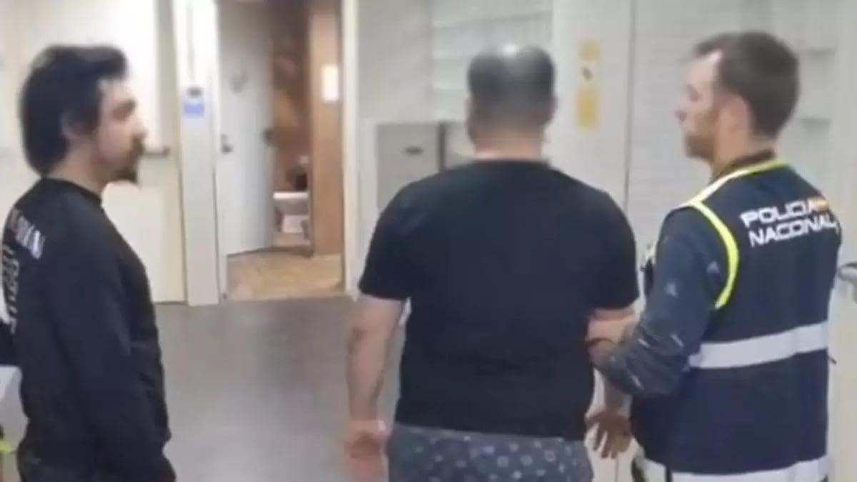 Un policía con dos de los detenidos en Torrevieja.