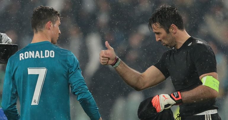 Buffon y Cristiano Ronaldo en el último duelo entre italianos y españoles en Turín 