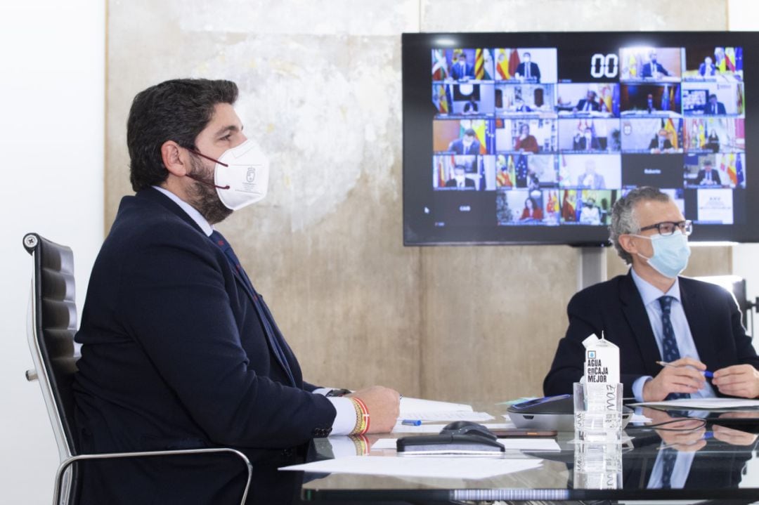 López Miras junto al consejero Pedreño durante la Conferencia de Presidentes