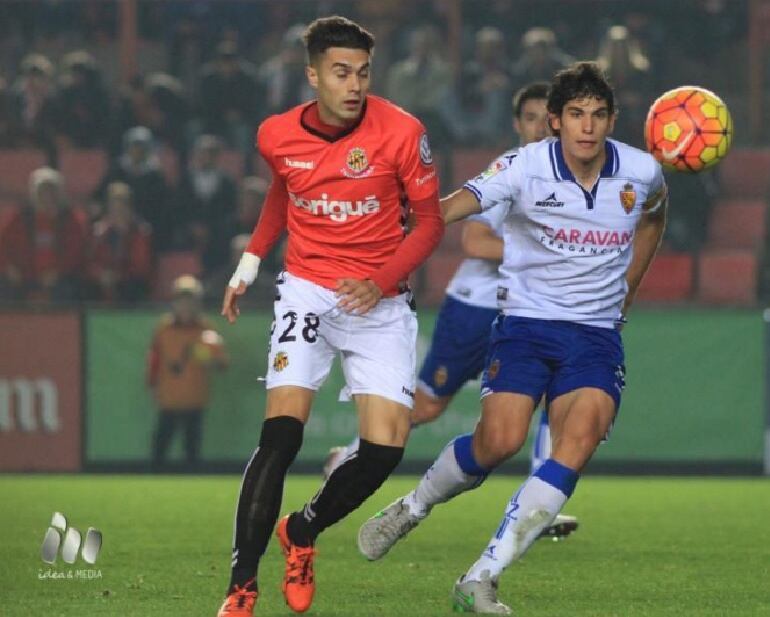 Vallejo pugna por un balón con Naranjo