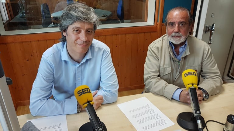 Carlos Pajares y Juan Calzada durante la tertulia de La Ventana de Cantabria