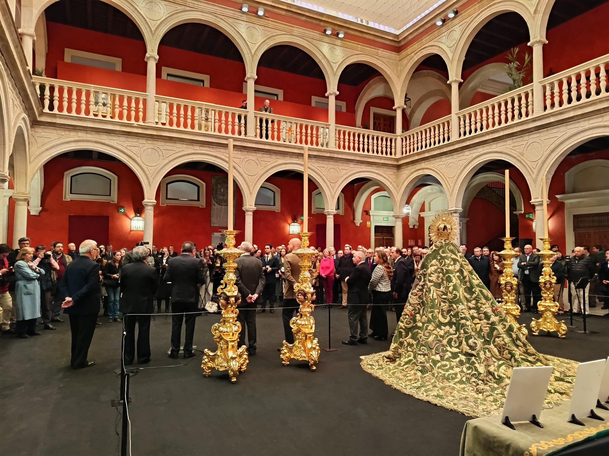 Espectacular imagen del manto de malla de al Esperanza Macarena en la muestra de Cajasol