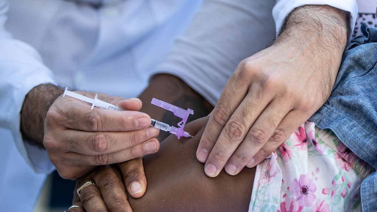 La vacuna contra la COVID retalla les desigualtats socials en relació a la incidència i evolució de la malaltia