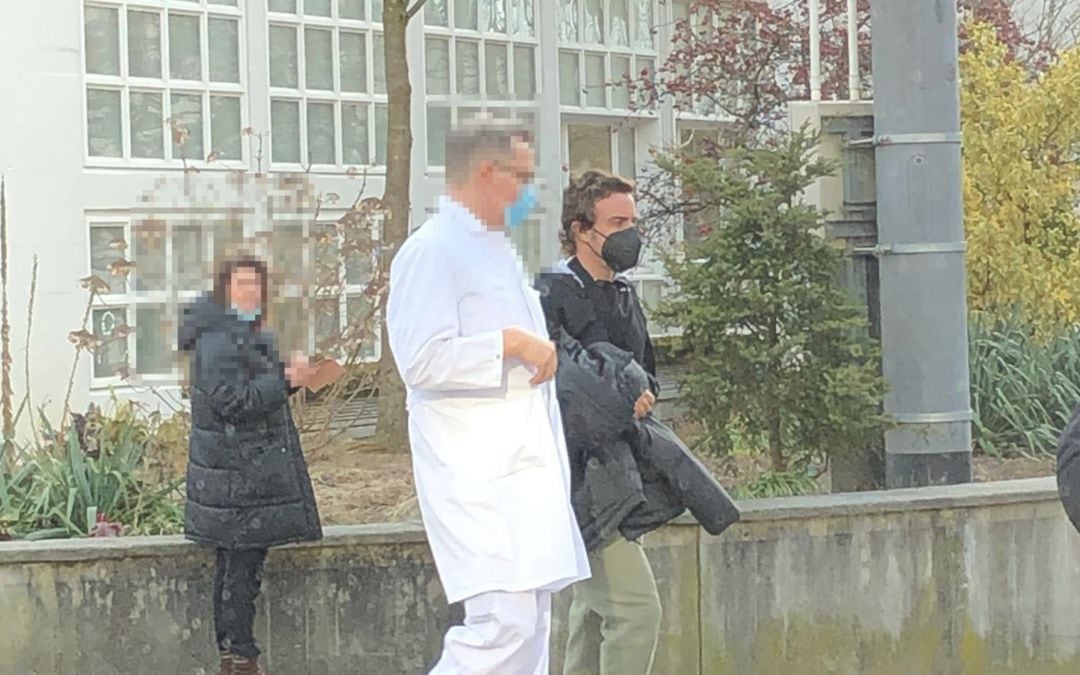 Alonso, junto a un sanitario a la salida del hospital.