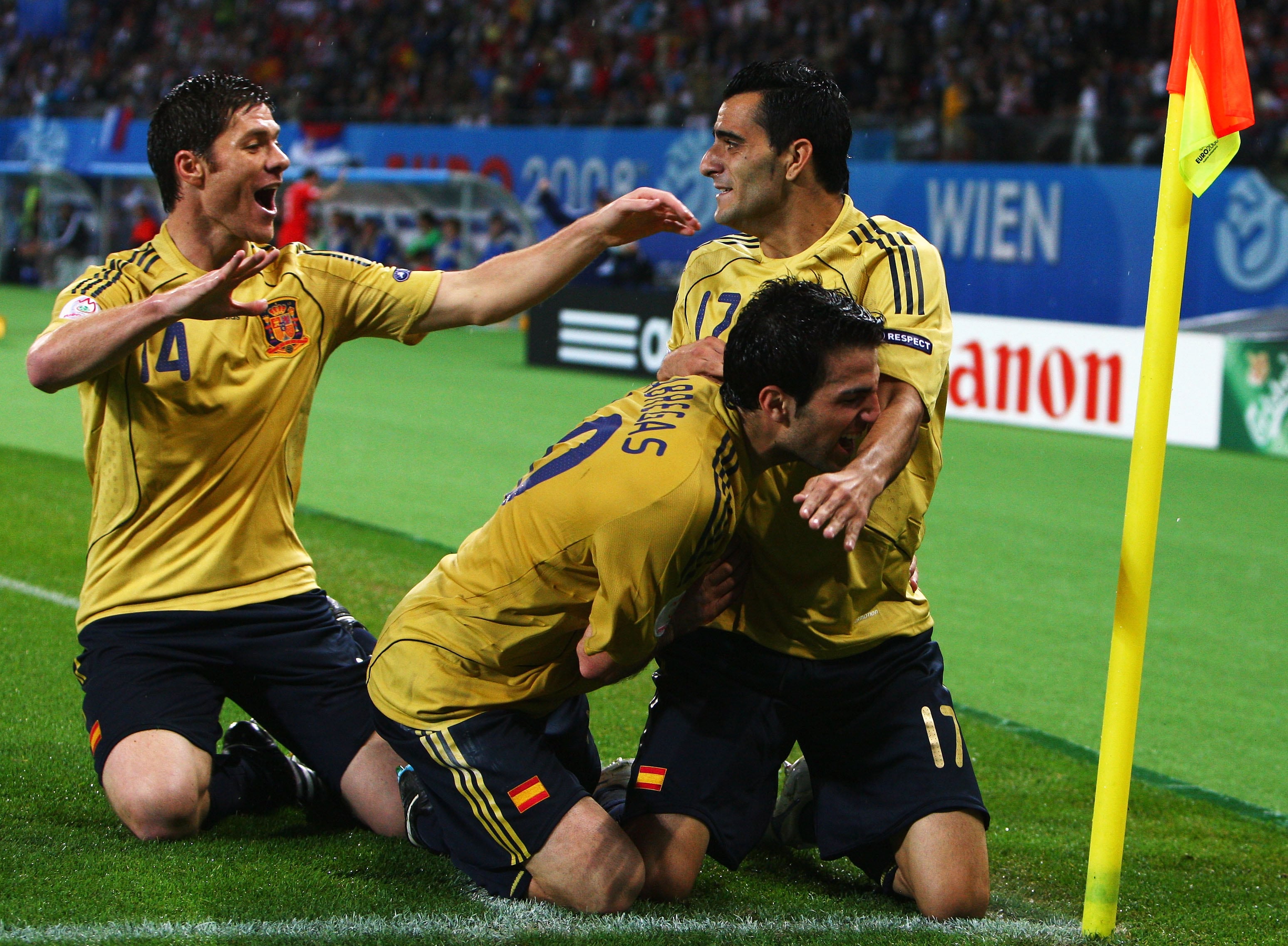 Dani Güiza celebra su gol en la semifinal de la Eurocopa 2008 con Cesc Fábregas y Xabi Alonso.