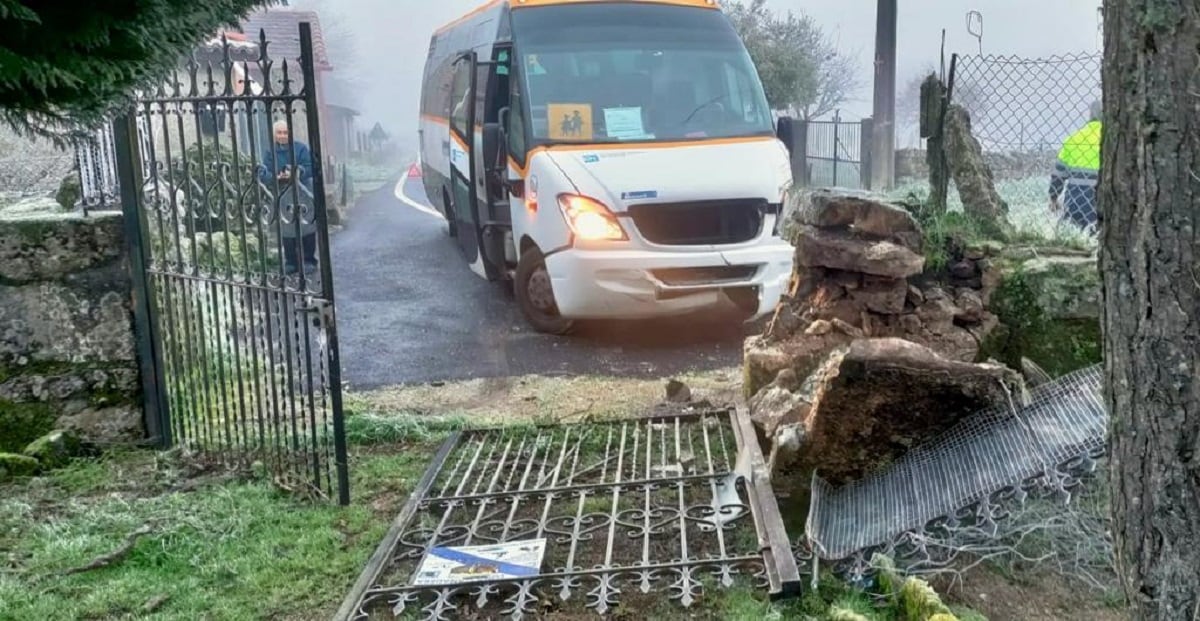 Las carreteras heladas provocaron una salida de vía en Amoeiro