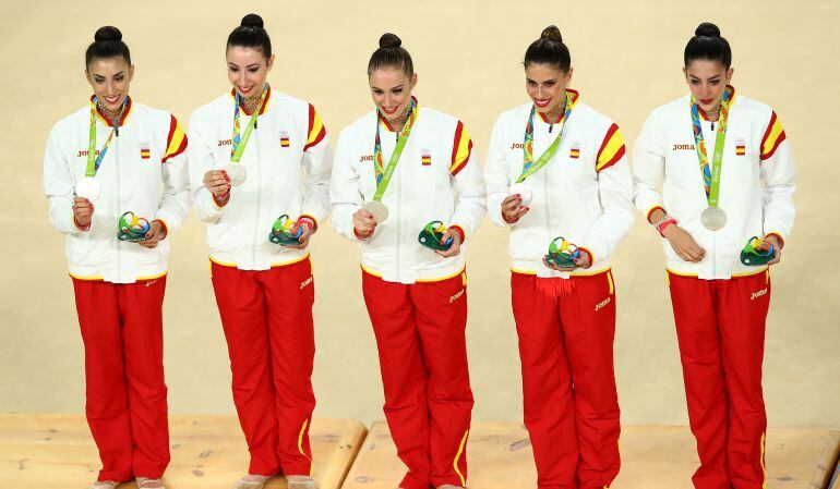 La pinteña Sandrá Agular con el equipo de gimnasia rítmica cuando recibía la medalla de plata en Río de Janeiro.